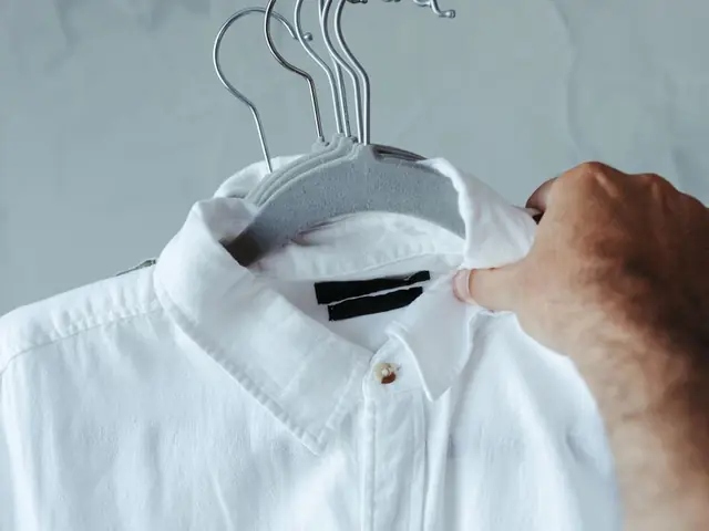 Camisa branca passada num cabide