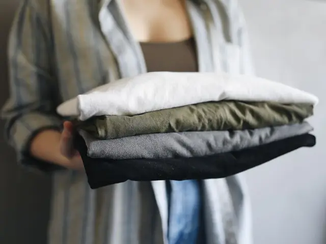 Camisas dobradas e empilhadas