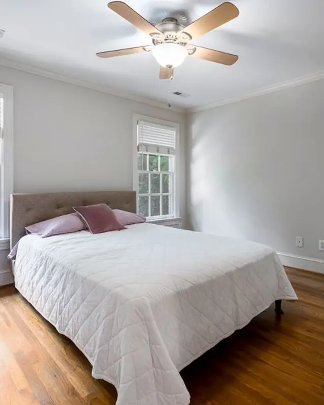Quarto arrumado com roupa de cama branca