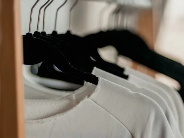 T-shirts brancas em cabides