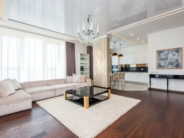 Sala luminosa e arrumada com carpete branca