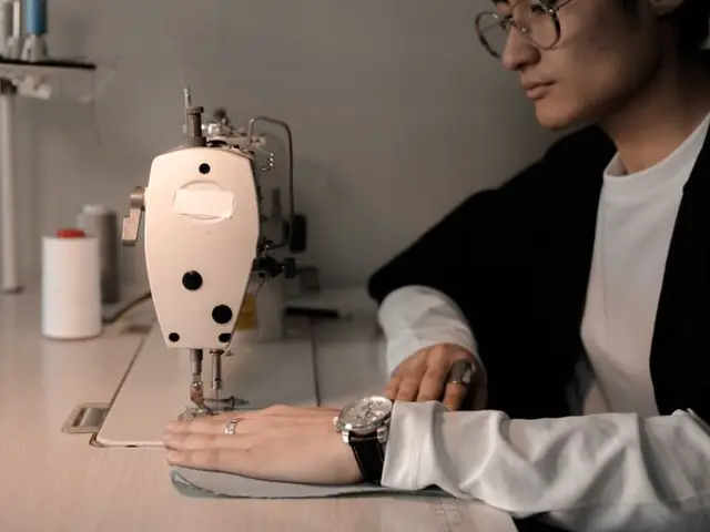 Pessoa a costurar numa máquina de costura