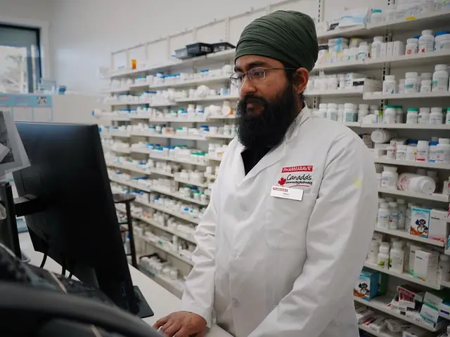 Farmacêutico ao balcão com prateleiras de medicamentos