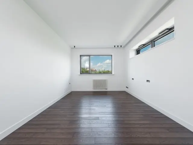 Divisão vazia e luminosa depois de obras