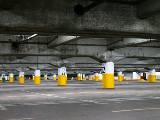 Parque de estacionamento coberto e vazio