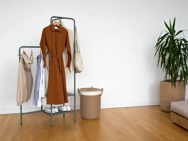 Gabardine e outras peças penduradas num cabide de pé