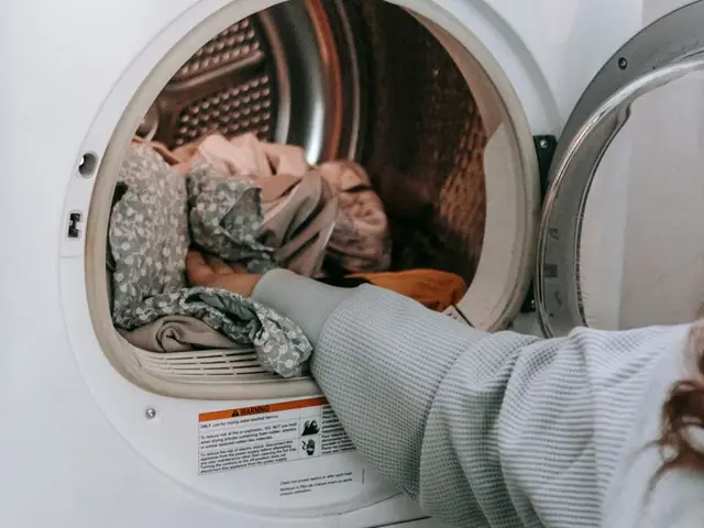 Máquina de lavar roupa a ser carregada com roupa