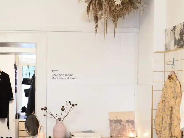 Interior de uma loja de roupa clara e arrumada